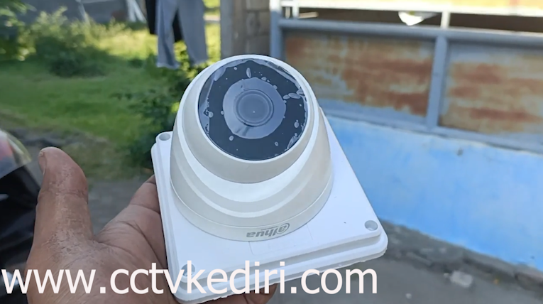 <p>Apa Itu CCTV Dahua Indoor ? Produk&mdash;Spesifikasi & Fitur Utama: Resolusi tinggi: 2 MP (Full HD), 4 MP, hingga 8 MP. Lensanya bervariasi: sudut lebar 2.8 mm&ndash;6 mm, autofokus, night vision inframerah. Teknologi kompresi efisien: H.265+/H.265, hemat ruang penyimpanan. Fitur pintar built-in: deteksi wajah, motion detection, pelacakan otomatis.&nbsp;</p>
